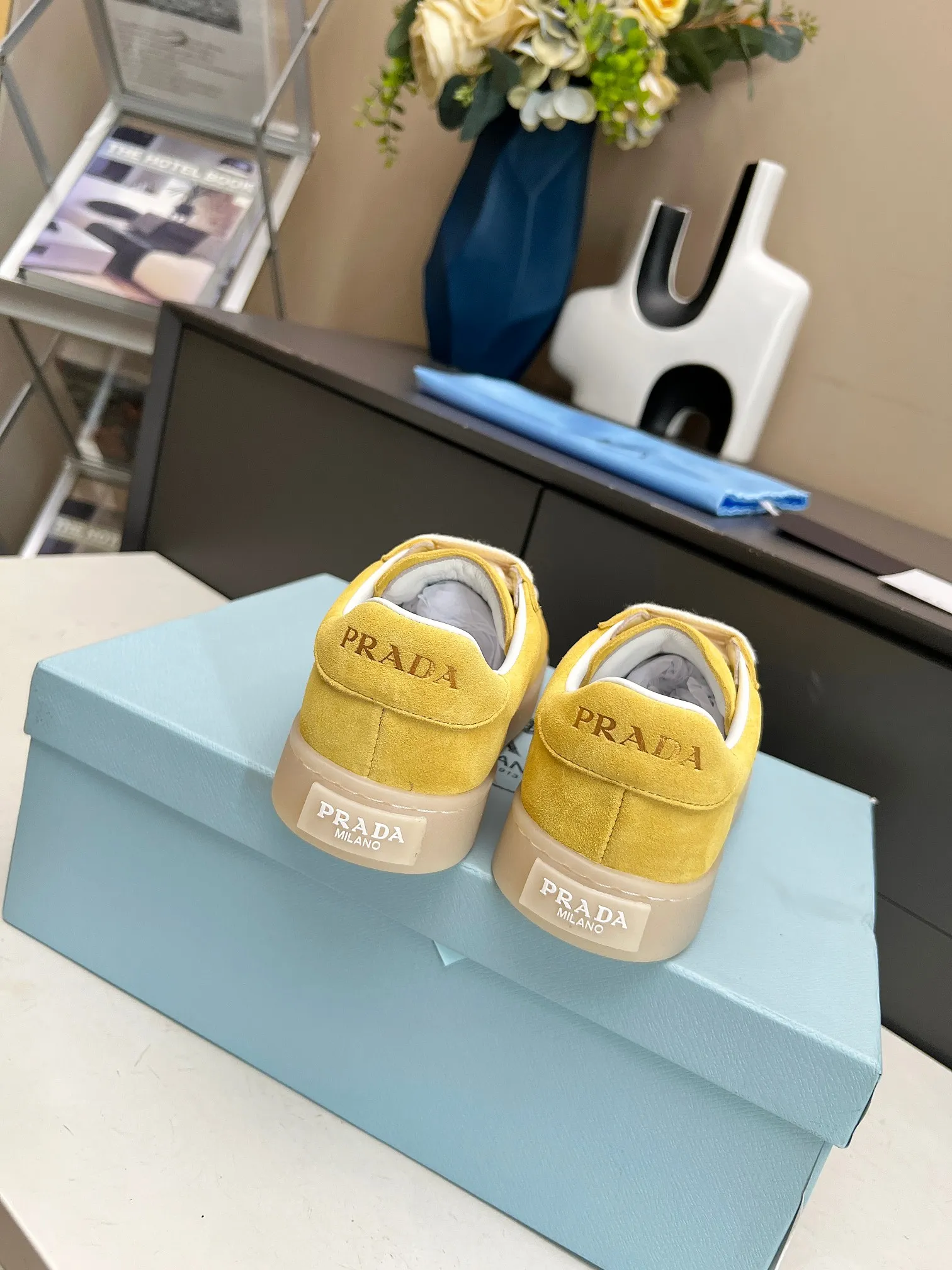 👟👟Ex-factory price 480👟👟 2024 Prada/Prada "couples" metal logo decorated Lane leather sneakers. This sneaker is fashionable and simple, showing the full integration of minimalist style and sports personality. Easy to wear and durable, artistic retro style. Leather material: original imported cowhide. Lining: sheepskin lining. Shoe logo: enamel-coated triangular metal logo. Size: 35-45 (female 41, male 45, custom-made, non-returnable).